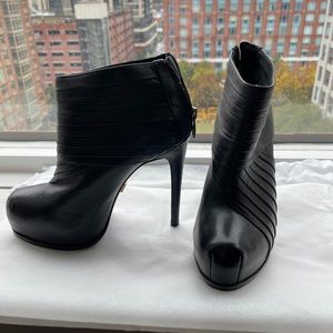 Pour la Victoire black booties